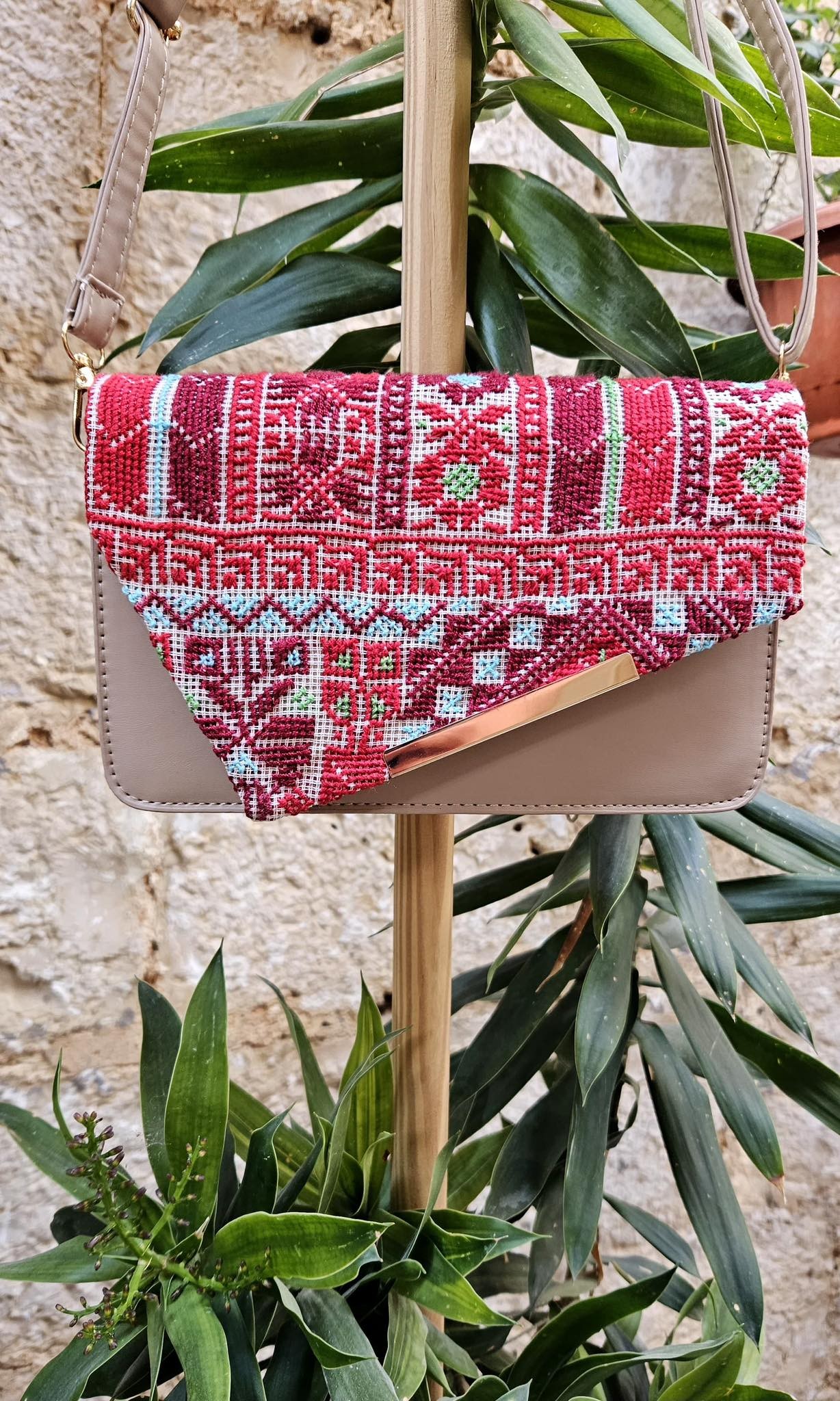 Beige Crossbody Bag with Red Hand-Embroidered Palestinian Motifs – A Bold Heritage Look