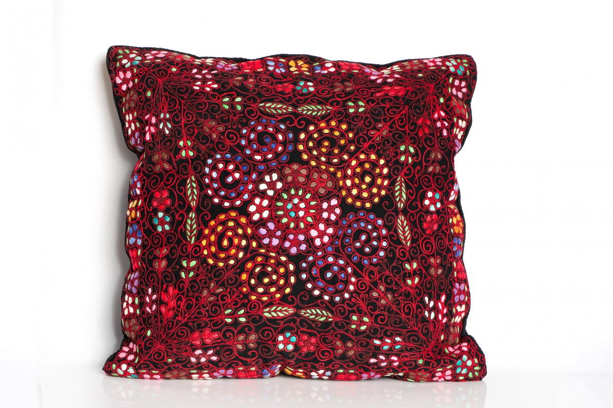 Timeless Elegance – Hand-Embroidered Tatreez Pillow Cover