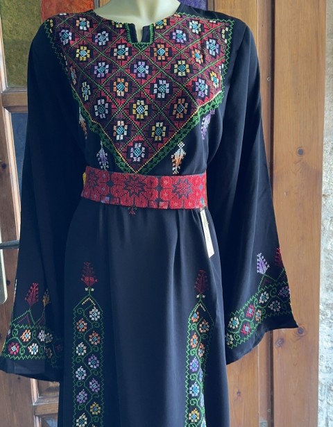 Hand-Embroidered Palestinian Dress – A Timeless Piece for Henna Nights & Traditional Celebrations