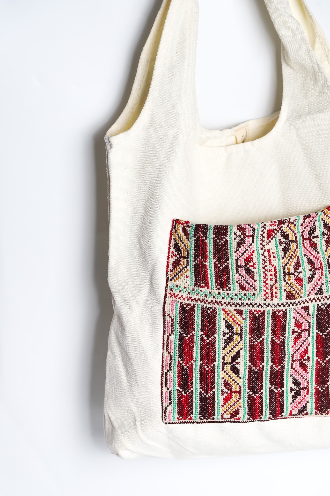 Handwoven Elegance – A Tote with a Story