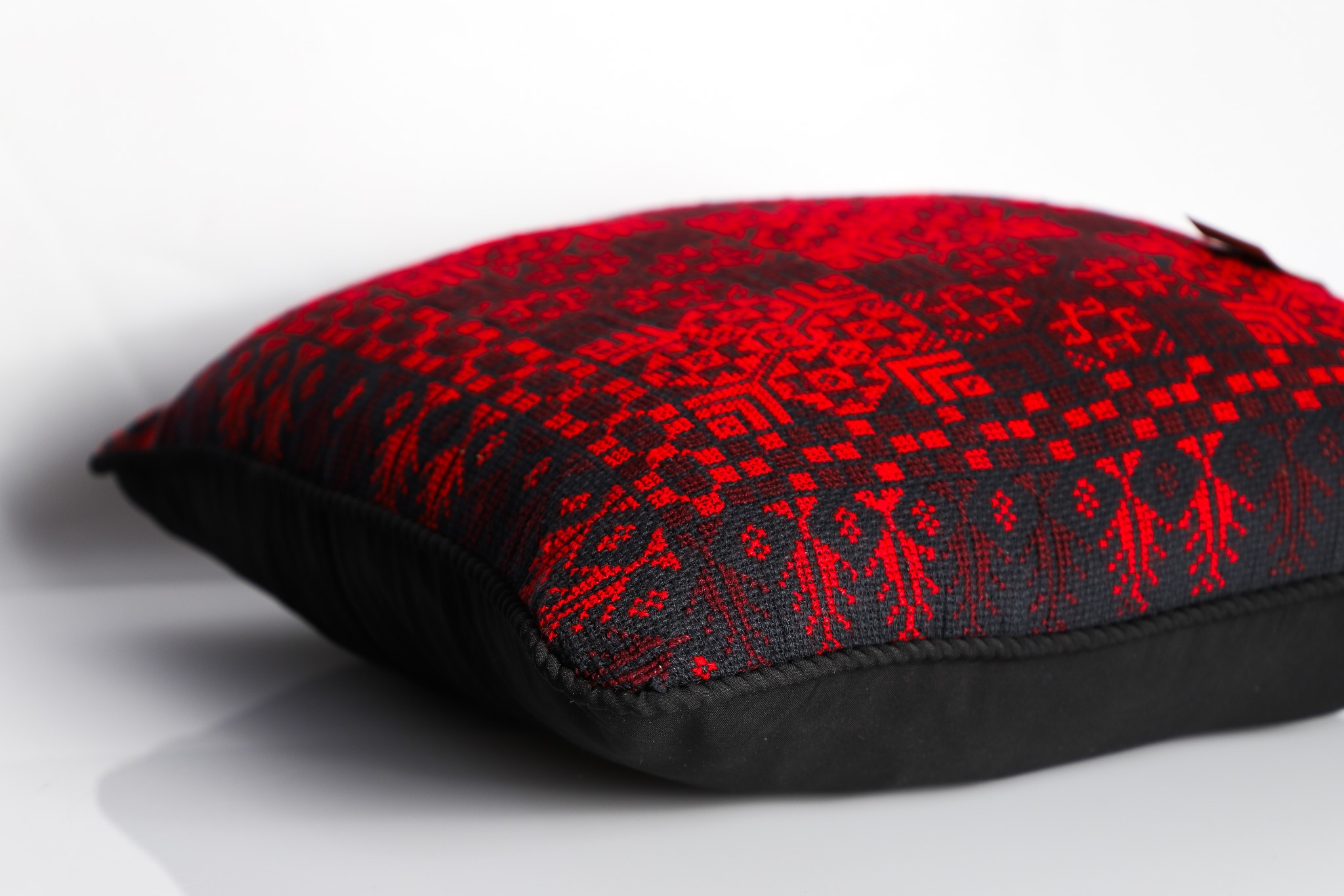 Decorative Handcrafted Square Pillow - The Ideal Piece for Your Modern Home