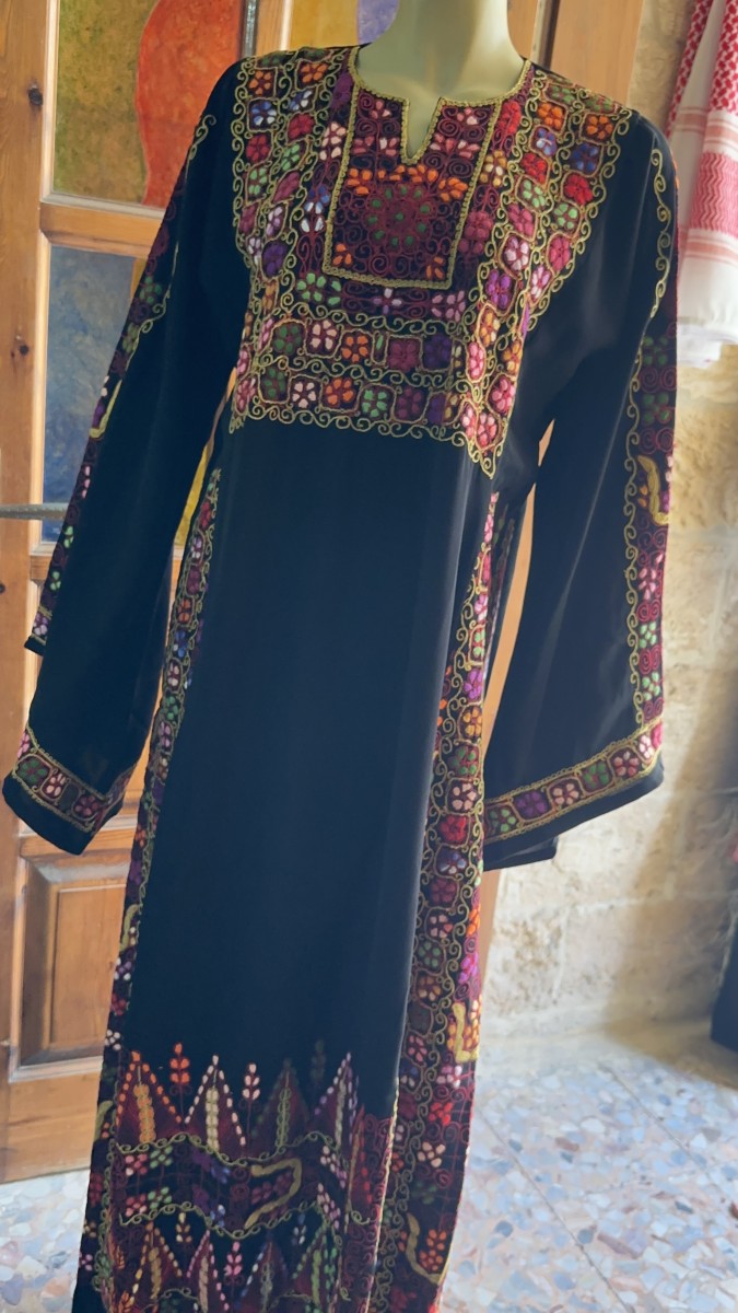 Hand-Embroidered Palestinian Dress – A Timeless Piece for Henna Nights & Traditional Celebrations