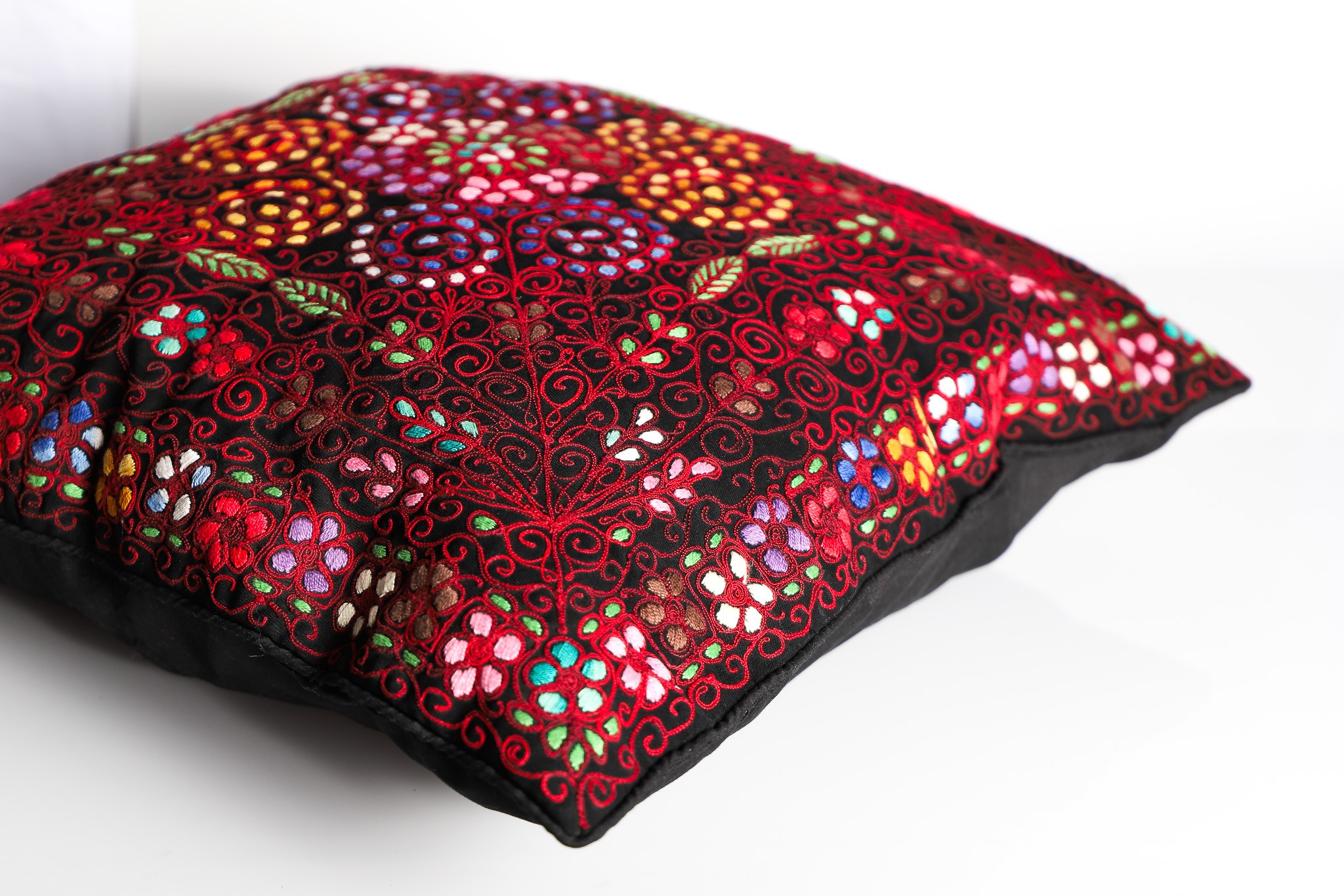 Timeless Elegance – Hand-Embroidered Tatreez Pillow Cover