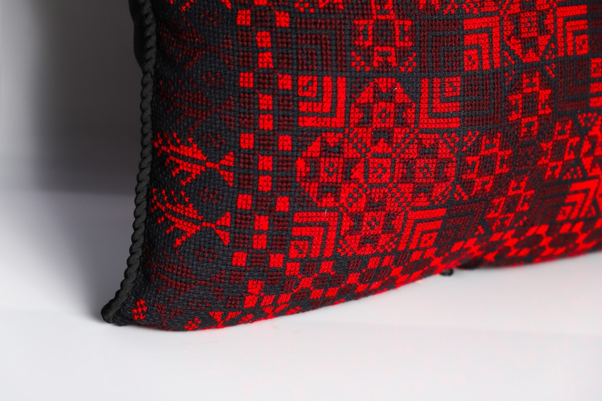 Decorative Handcrafted Square Pillow - The Ideal Piece for Your Modern Home