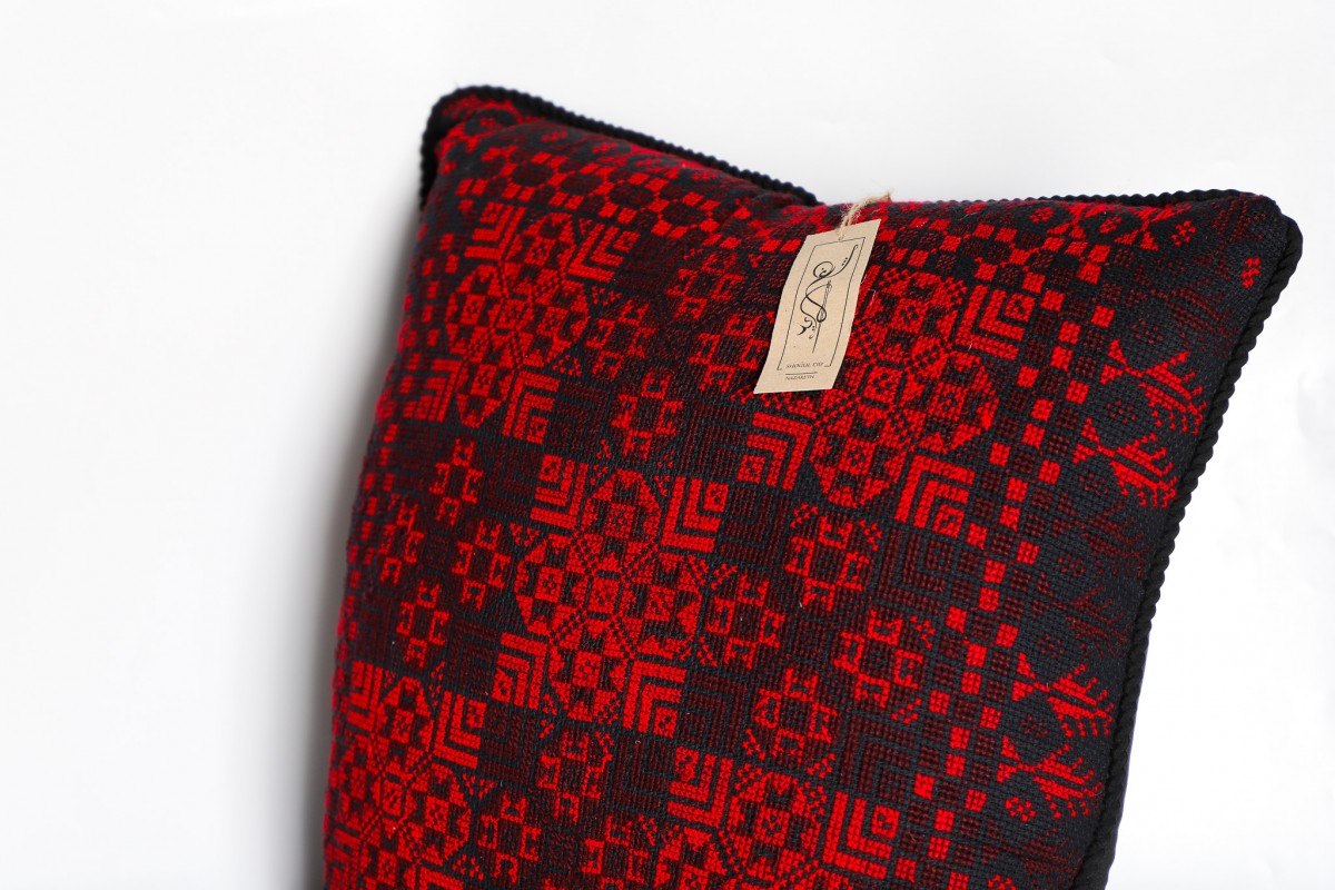 Decorative Handcrafted Square Pillow - The Ideal Piece for Your Modern Home