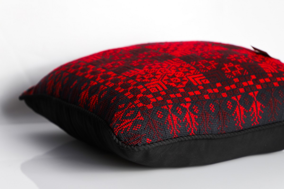 Decorative Handcrafted Square Pillow - The Ideal Piece for Your Modern Home